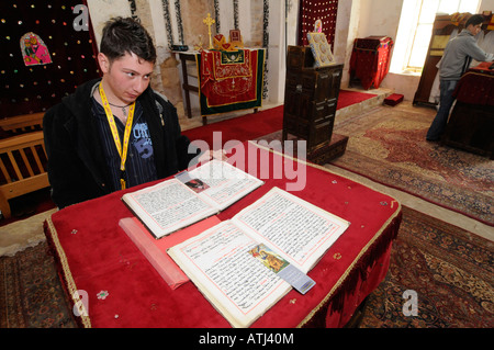 Uno studente di imparare la lingua aramaica al Deyrul Zafaran monastero, meglio conosciuto come il monastero di zafferano, presso Mardin, Turchia. Foto Stock