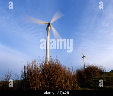 Due turbine eoliche all'Gilfach Goch Wind Farm vicino a Bridgend e Pontypridd, DI MID GLAMORGAN, GALLES. Foto Stock