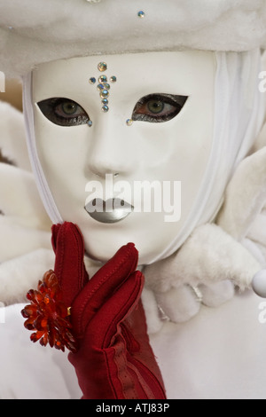 Ritratto di un uomo vestito in costume di carnevale e una maschera per il Carnevale di Venezia Veneto Italia Foto Stock