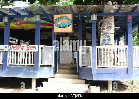 Roatan Rick's Bar e Grill in West Bay, sulla Baia di Isola di Roatan, Honduras. Un popolare dopo le immersioni eatery. Foto Stock