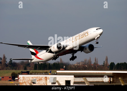 Emirates Airlines Boeing 777 tenuto spento all'Aeroporto Internazionale di Birmingham, Inghilterra, Regno Unito Foto Stock