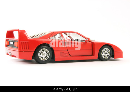 Auto sportiva rossa isolato in miniatura su sfondo bianco Foto Stock