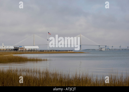 L'Arthur Ravenel Jr ponte costruito nel 2005, è il più lungo ponte strallato nell'emisfero occidentale Charleston SC Foto Stock