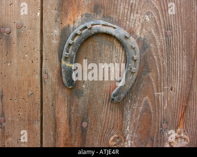 Il ferro di cavallo come simbolo per fortuna sulla porta chiusa di un capannone di registro lato aperto verso il basso per fortuna si sta esaurendo la sfortuna Foto Stock