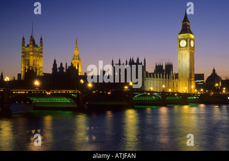 Westminster Case del Parlamento ponte tramonto illuminate di notte le luci dei proiettori illuminazione Big Ben Clock Tower Londra Inghilterra Foto Stock