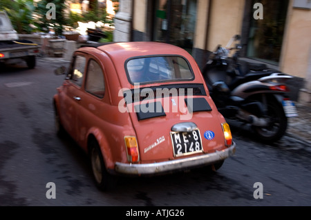 Ancora molto popolare tra appassionati è il Fiat 500 auto, visto qui a Taormina, Sicilia, Italia Foto Stock
