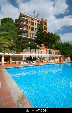 La piscina di un hotel resort in Taormina Sicilia Foto Stock