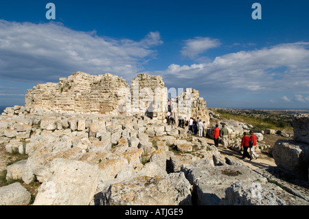 I turisti nelle rovine dell antica fortezza greca del Castello Eurialo nella periferia di Siracusa, Sicilia, Italia Foto Stock