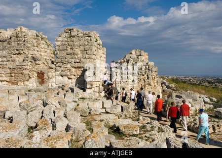 I turisti nelle rovine dell antica fortezza greca del Castello Eurialo nella periferia di Siracusa, Sicilia, Italia Foto Stock