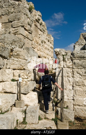 I turisti nelle rovine dell antica fortezza greca del Castello Eurialo nella periferia di Siracusa, Sicilia, Italia Foto Stock