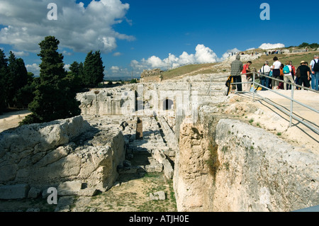 Il massiccio di roccia-cut teatro greco a Neapolis, Siracusa, in Sicilia con il suo sfondo panoramico fu costruito nel VI secolo A.C. Foto Stock