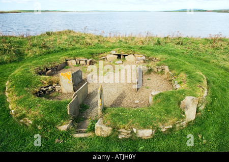 Terraferma e isole Orcadi, Scozia. Recentemente scavato house presso il sito preistorico di Barnhouse, Stenness, sulle rive di Loch di Harray Foto Stock