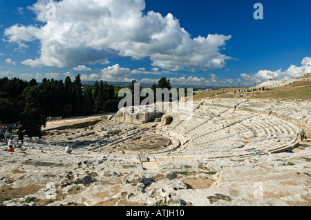 Tagliare dalla viva roccia, il massiccio del teatro greco a Neapolis, Siracusa, Sicilia fu costruito nel VI secolo A.C. Foto Stock