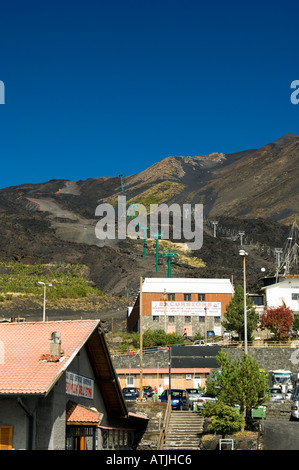 La linea della cabinovia supporta i principali da Refugio Sapienza fino alla vetta del Monte Etna in Sicilia Foto Stock