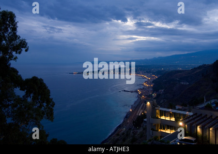 Si affaccia sul Golfo di Naxos al tramonto dalla località di Taormina Foto Stock