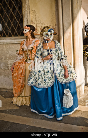 Due persone vestite in maschera e costume che frequentano il Carnevale di Venezia Veneto Italia Foto Stock