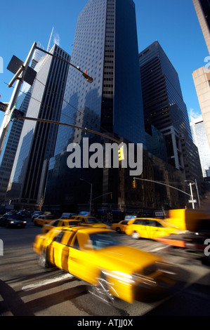 Taxicabs giallo sulla 6th Avenue, New York Foto Stock