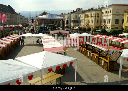 È pronta per il tradizionale mercato storico Jarmok, piazza principale, Banska Bystrica, Slovacchia Foto Stock