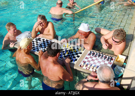 Gli uomini che giocano a scacchi in piscina termale esterna, Szechenyi Bagni, Varosliget, Pest, Budapest, Repubblica di Ungheria Foto Stock