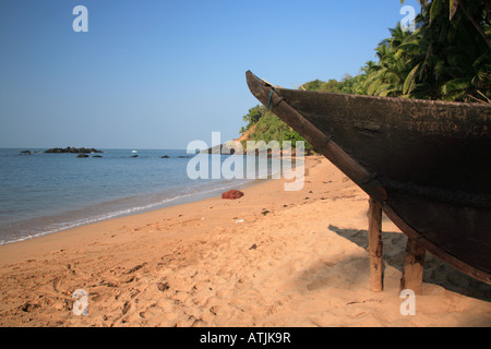 Outrigger sulla spiaggia di Cola di sunrise Foto Stock