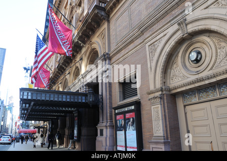 Carnegie Hall sulla West 57th Street a Manhattan è stato finanziato da Andrew Carnegie e aperto nel 1891. Foto Stock