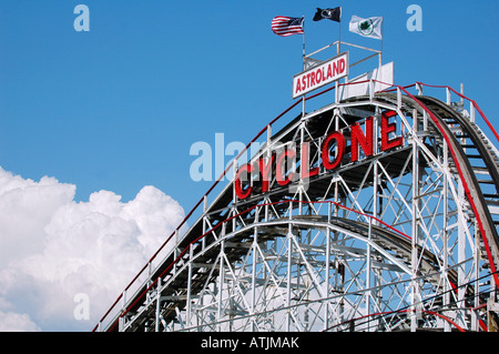 Le famose montagne russe Ciclone Coney island Brooklyn NY Foto Stock