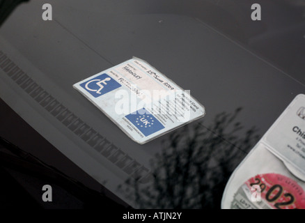 Parcheggio Disabili blue badge in auto parcheggiata a Londra Foto Stock