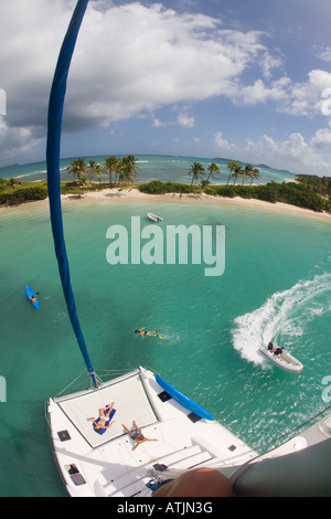 Barca a vela in Salt Whistle Bay Mayneau St Vincent Winward Islands Lesser Antilles British West Indies Foto Stock