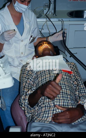 Paziente che riceve il trattamento dentale, Phelophepa medical treno, Sud Africa Foto Stock