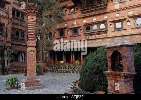 Una vista sul cortile del Dwarikas Hotel a Kathmandu in Nepal Foto Stock