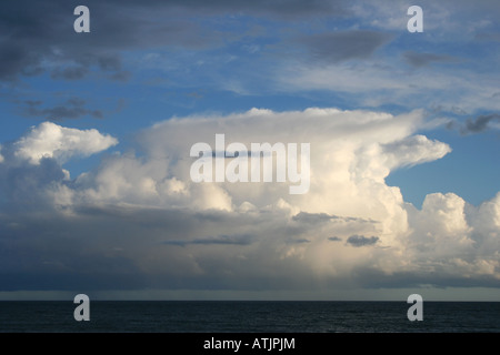 Tempesta pesante nuvola sul canale inglese a Brighton Foto Stock