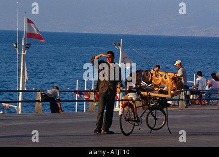 Un venditore a vendere kaak pane presso il lungomare della Corniche a Beirut Foto Stock