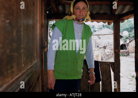 Un contadino nel villaggio di Kukes Albania Foto Stock