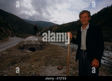 Anziani agricoltore albanese da bunker militare su rurale strada sterrata in montagna, ritratto, Kukes, Albania, Europa sud-orientale Foto Stock