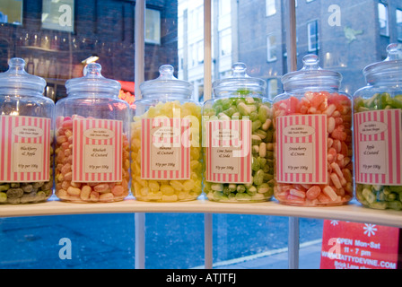 Vasi di dolci tradizionali in vecchio stile sweetshop, London, England, Regno Unito Foto Stock