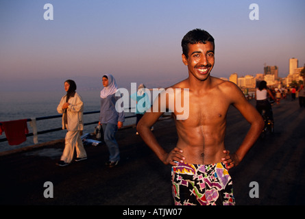 I locali passano il loro tempo libero presso la Corniche a Beirut Foto Stock