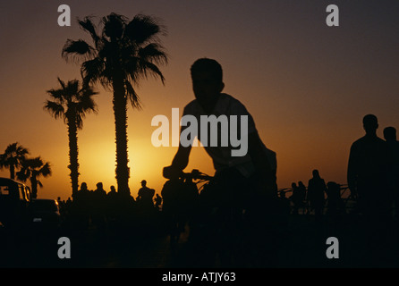 Gruppo di persone a Corniche, al tramonto, Beirut, Libano Foto Stock