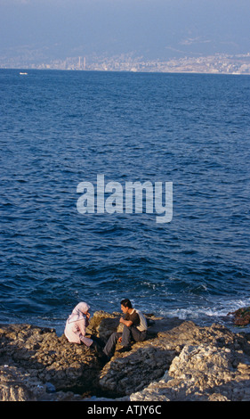 Una giovane coppia in riva al mare lungo la Corniche a Beirut Foto Stock