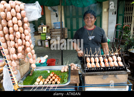 Uomo tailandese la vendita di cibo di strada Bangkok in Thailandia del sud-est asiatico Foto Stock