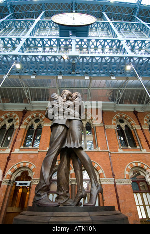 Statua in bronzo del luogo di incontro a St Pancras stazione ferroviaria Londra Inghilterra REGNO UNITO Foto Stock