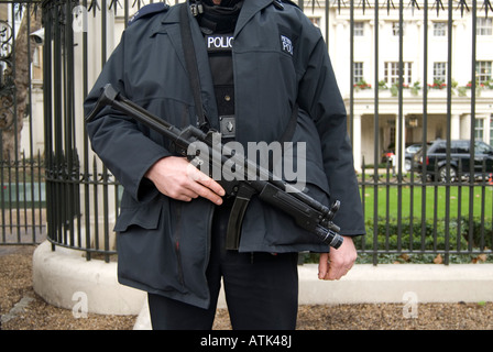 Il poliziotto armato tenendo un Heckler e Koch mitragliatore, Londra Inghilterra REGNO UNITO Foto Stock