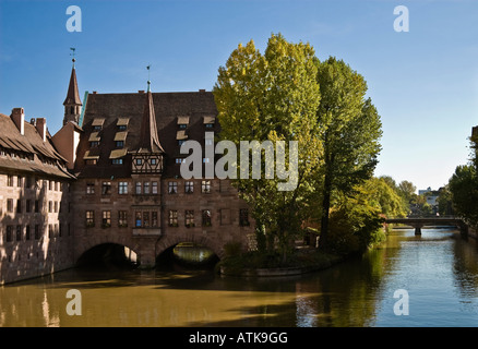 Vista panoramica, edifici sul fiume Pegnitz, Norimberga, Germania. Heilig-Geist-Spital - ex xv secolo ospedale. Foto Stock