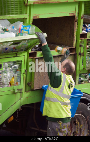 Consiglio il servizio di riciclaggio workman smistamento bottiglie in plastica dei rifiuti domestici in autocarro verde per il riciclo di parte della gestione dei rifiuti regime Wales UK Foto Stock