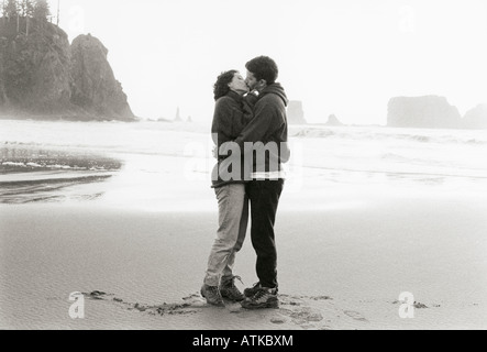 Stati Uniti Washington Olympic NP giovane kissing sul profilo di spiaggia Parco nazionale di Olympic Washington STATI UNITI D'AMERICA Foto Stock