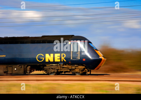 GNER 43 classe diesel HST treno effetto sfocato per velocità ECML Berkshire Peterborough Cambridgeshire England Regno Unito Europa Foto Stock