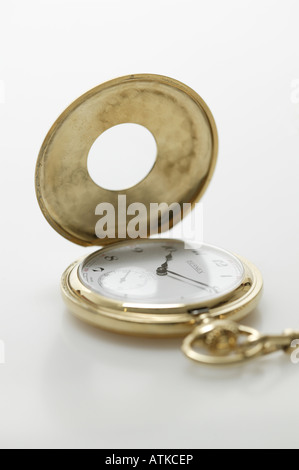 Mezza hunter orologio d'oro nella distanza media con catena, Foto Stock