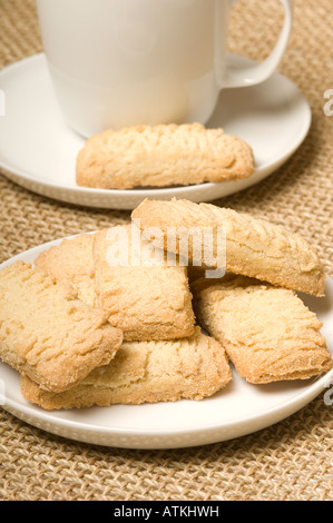 Scottish biscotti frollini con tazza e piattino in background close up Foto Stock