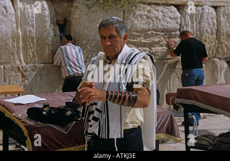Uomo ebraico indossando tefillin durante la preghiera, Gerusalemme Foto Stock