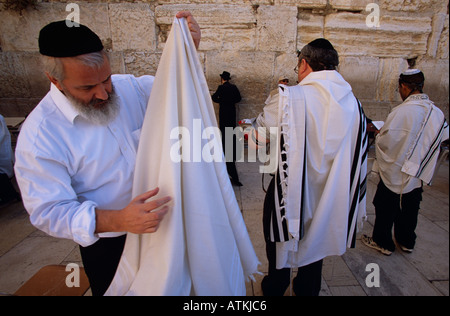 Gli uomini presso il Muro del pianto Muro Occidentale Kotel al Buraq Gerusalemme a parete Foto Stock