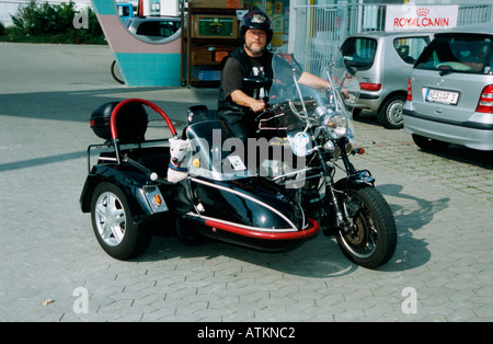 Uomo con moto e cane Foto Stock